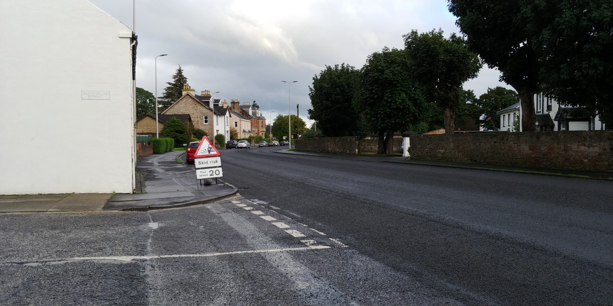 A flood sign by the road on East Clyde Street