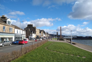 A queue of traffic on West Clyde Street, Helensburgh